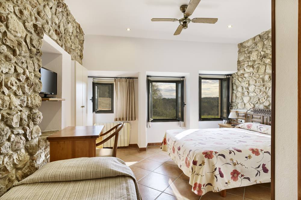 Habitació de matrimoni amb tres finestres